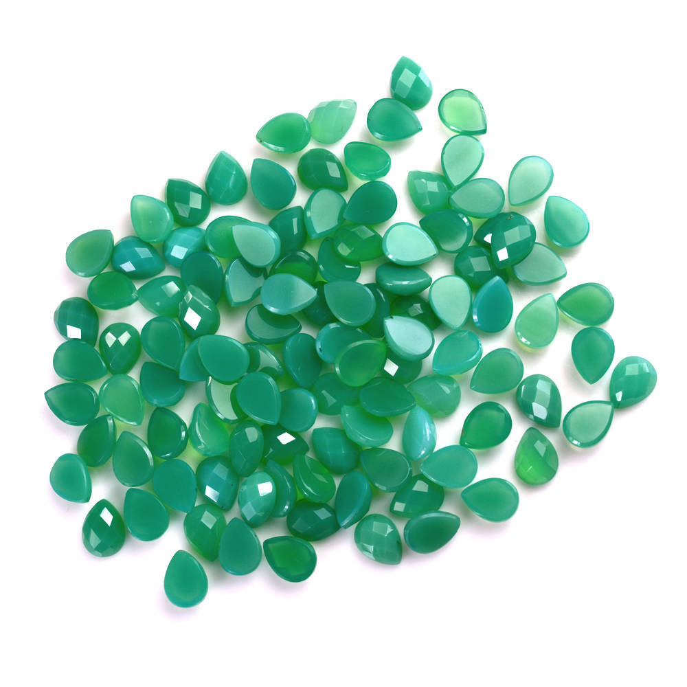 DYED CHRYSOPRASE CHALCEDONY CHECKER PEAR CAB 8X6MM 1.14 Cts.