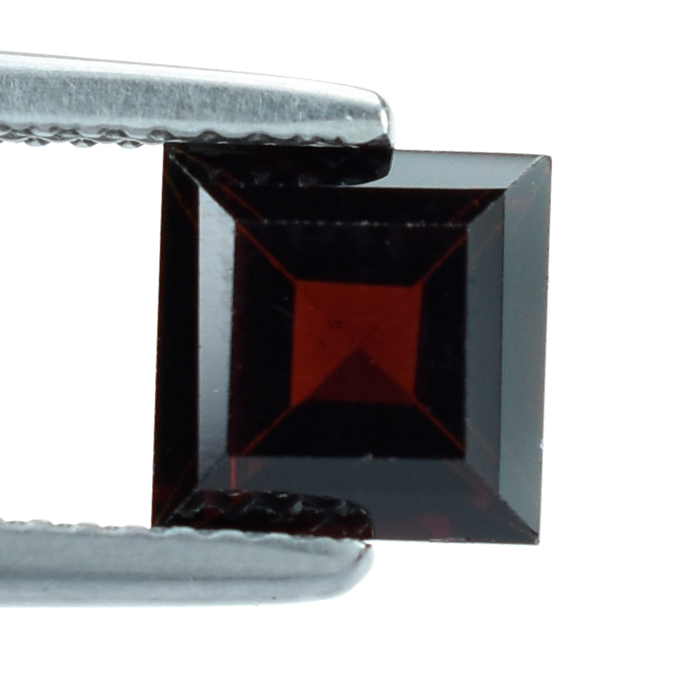 GARNET RED CUT SQUARE (DARK/CLEAN) 7.00X7.00 MM 2.14 Cts.