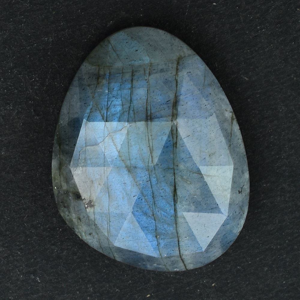 LABRADORITE ROSE CUT PEARISH 29.50X23MM (BLUE SHINE) 35.87 Cts.