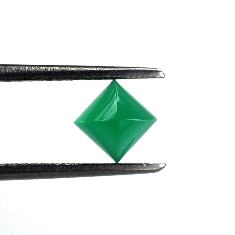 GREEN ONYX PYRAMID SQUARE CAB 5MM 0.91 Cts.