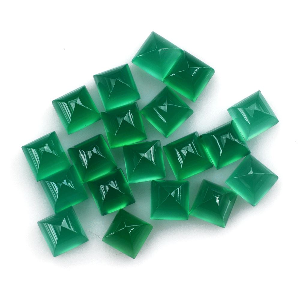 GREEN ONYX PYRAMID SQUARE CAB 5MM 0.91 Cts.