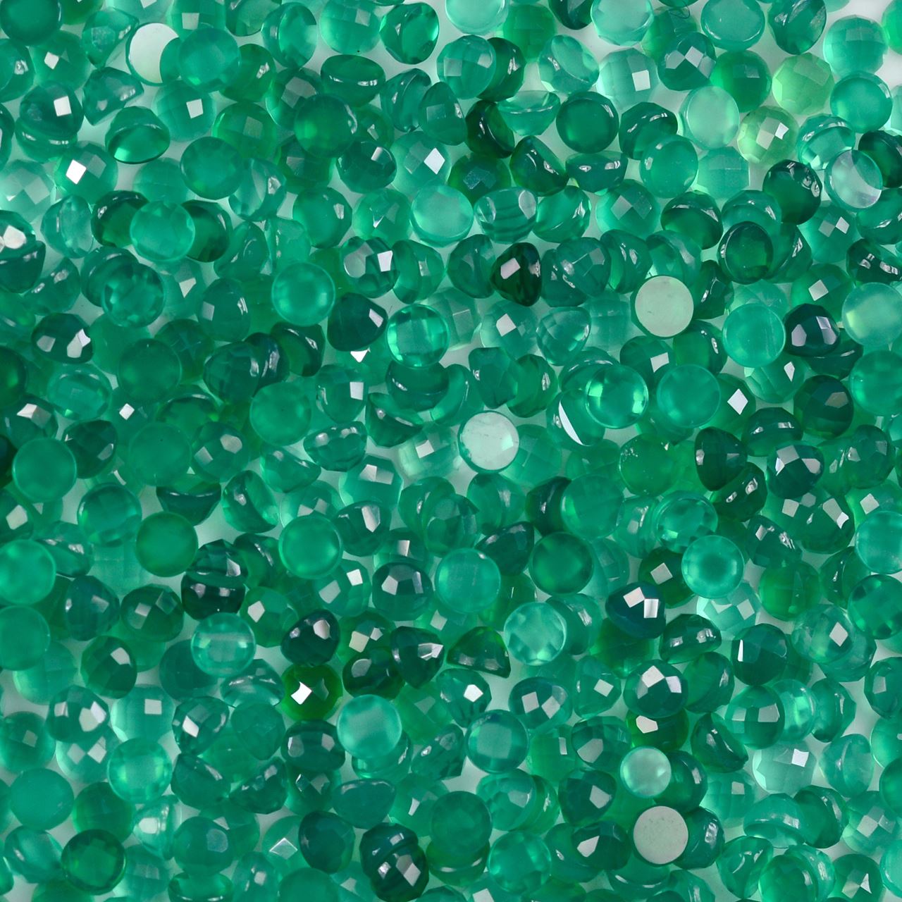 GREEN ONYX CHECKER ROUND CAB 2.50MM 0.07 Cts.