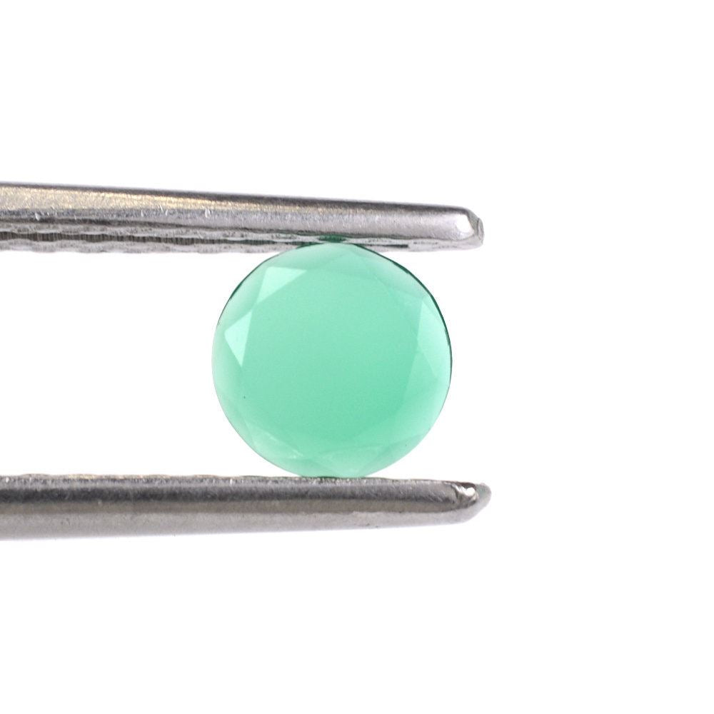 GREEN ONYX TABLE CUT ROUND CAB 5.50MM 0.37 Cts.