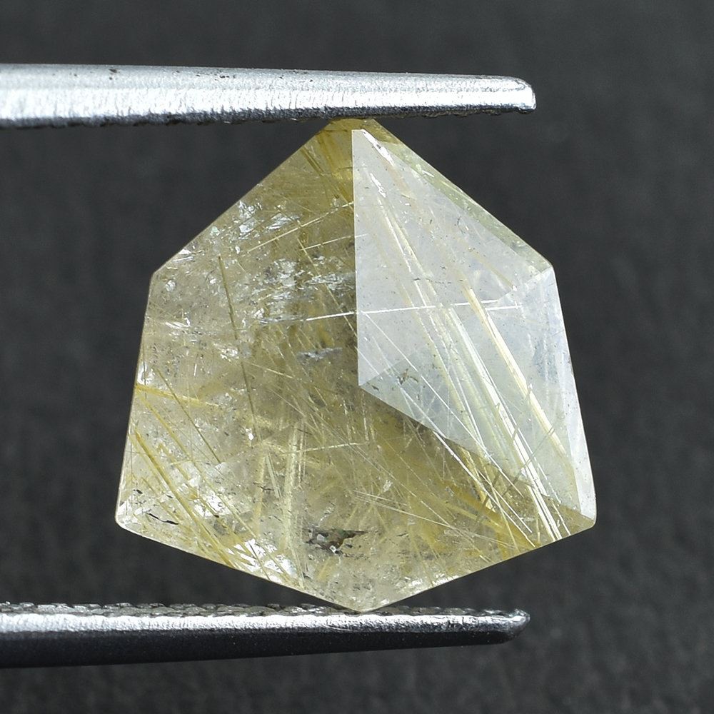 GOLDEN RUTILE QUARTZ FANCY TRILLION (GOLDEN/SI) 12X12MM 4.42 Cts.