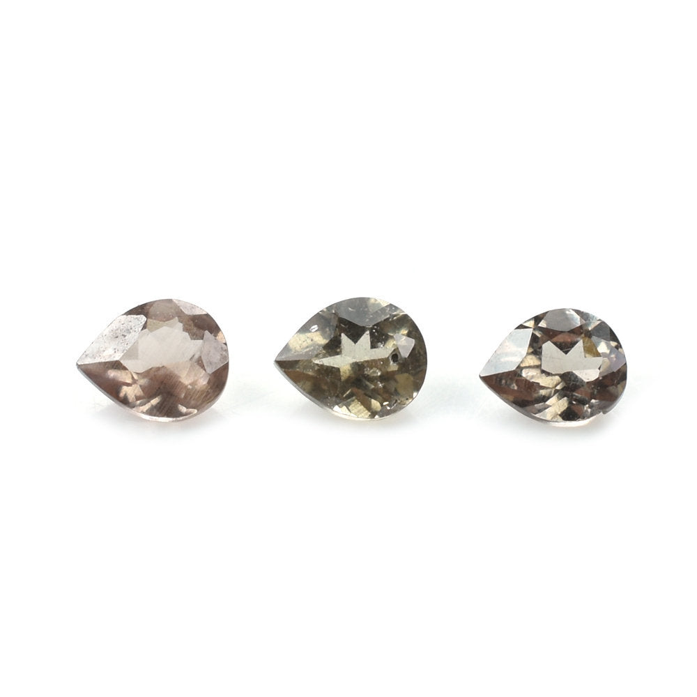 GARNET COLOR CHANGE CUT PEAR (A/CLEAN) 3.00X2.50 MM 0.12 Cts.