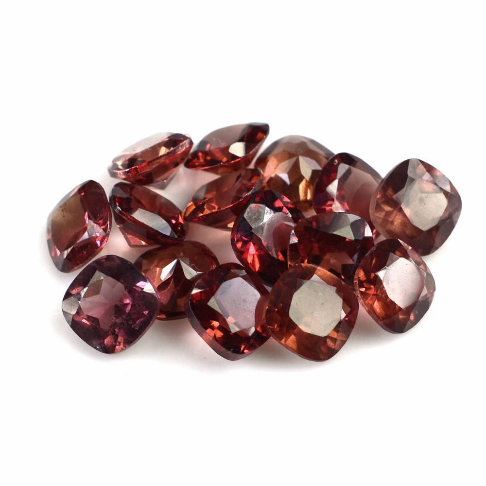 CHAMPAGNE GARNET CUT CUSHION 5MM 0.67 Cts.