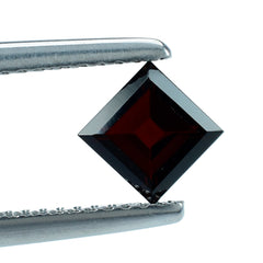 DARK RED GARNET CUT SQUARE 5.00MM 0.90 Cts.