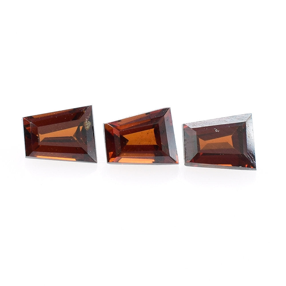 DARK RED GARNET CUT TAPERED 3.70X3X2.25MM 0.24 Cts.