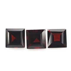 DARK RED GARNET CUT SQUARE 5MM 0.85 Cts.