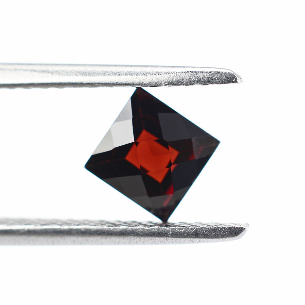 DARK RED GARNET CHECKER CUT SQUARE 5MM 0.87 Cts.