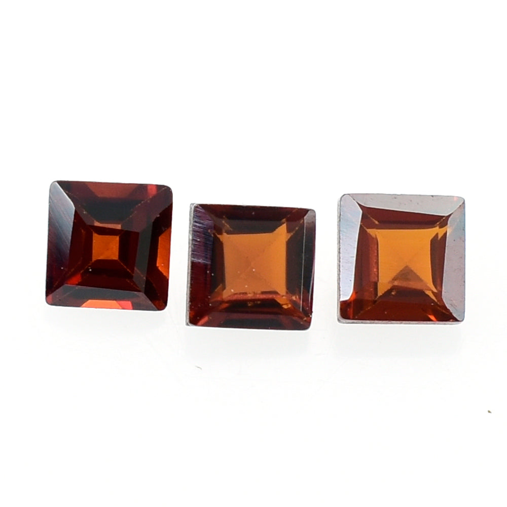 RED GARNET CUT SQUARE 2MM 0.06 Cts.