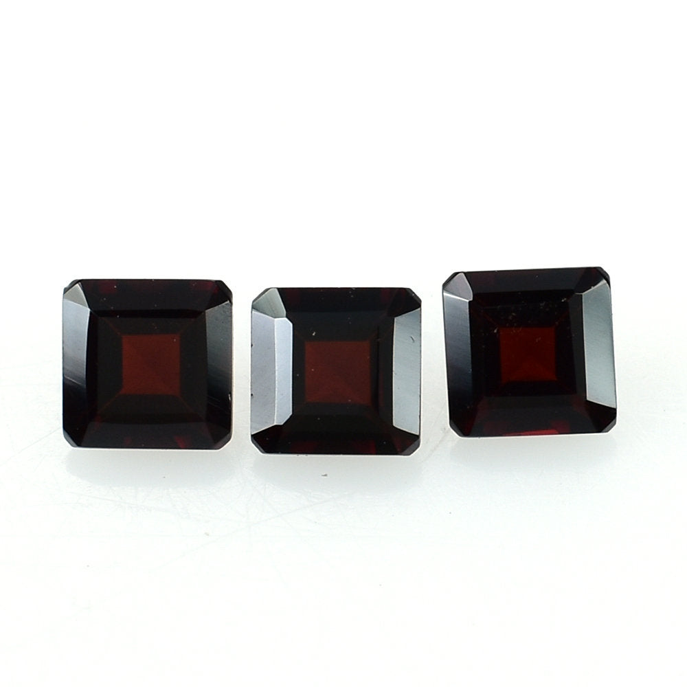 RED GARNET SQUARE-OCTAGON 4MM 0.39 Cts.