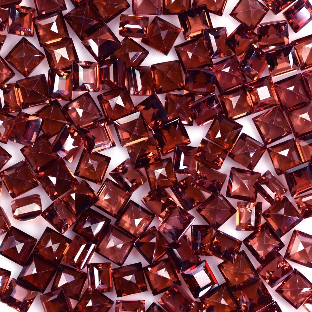 RED GARNET CUT SQUARE 3MM 0.19 Cts.