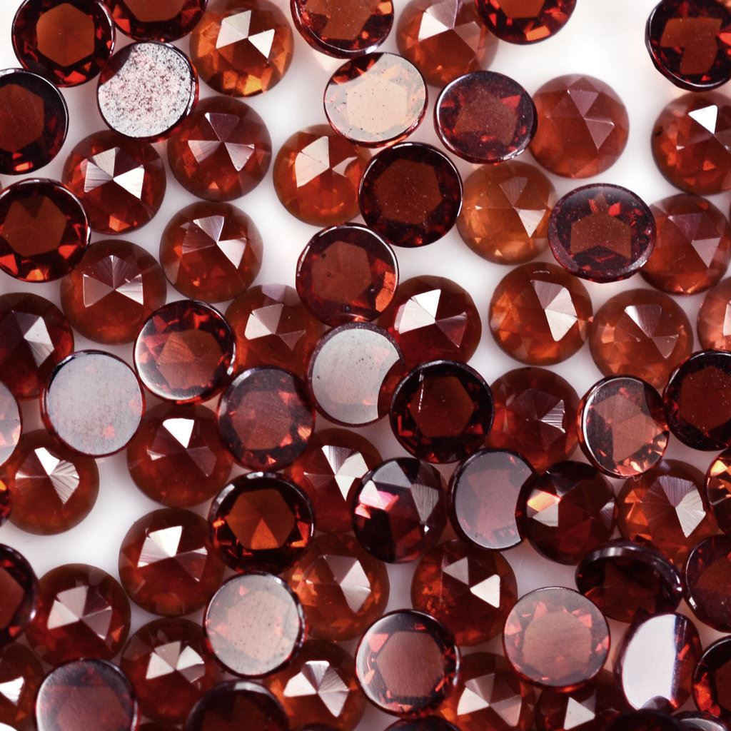 RED GARNET ROSE CUT ROUND CAB 3MM 0.14 Cts.