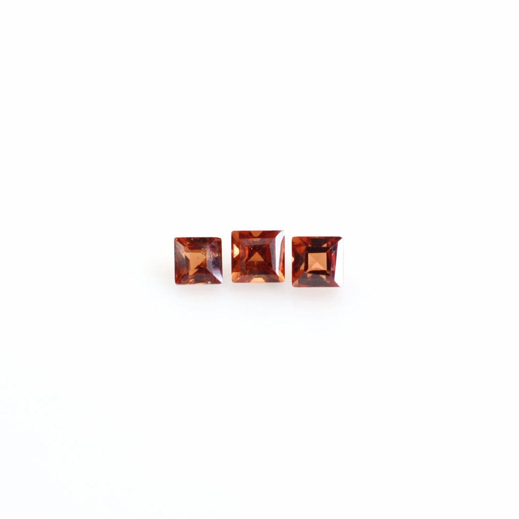 RED GARNET CUT SQUARE 1.50MM 0.03 Cts.
