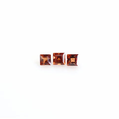 RED GARNET CUT SQUARE 1.50MM 0.03 Cts.