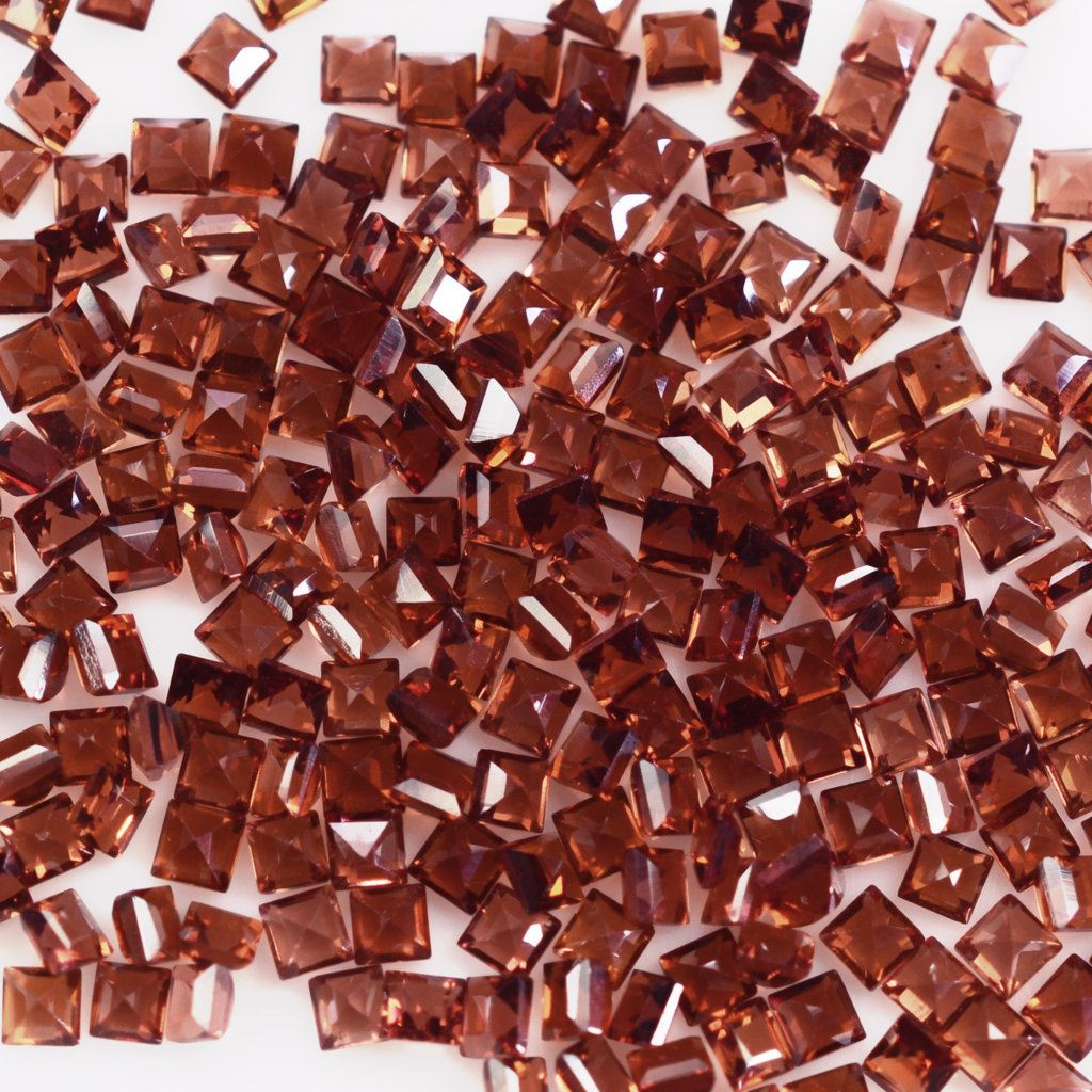 RED GARNET CUT SQUARE 1.50MM 0.03 Cts.