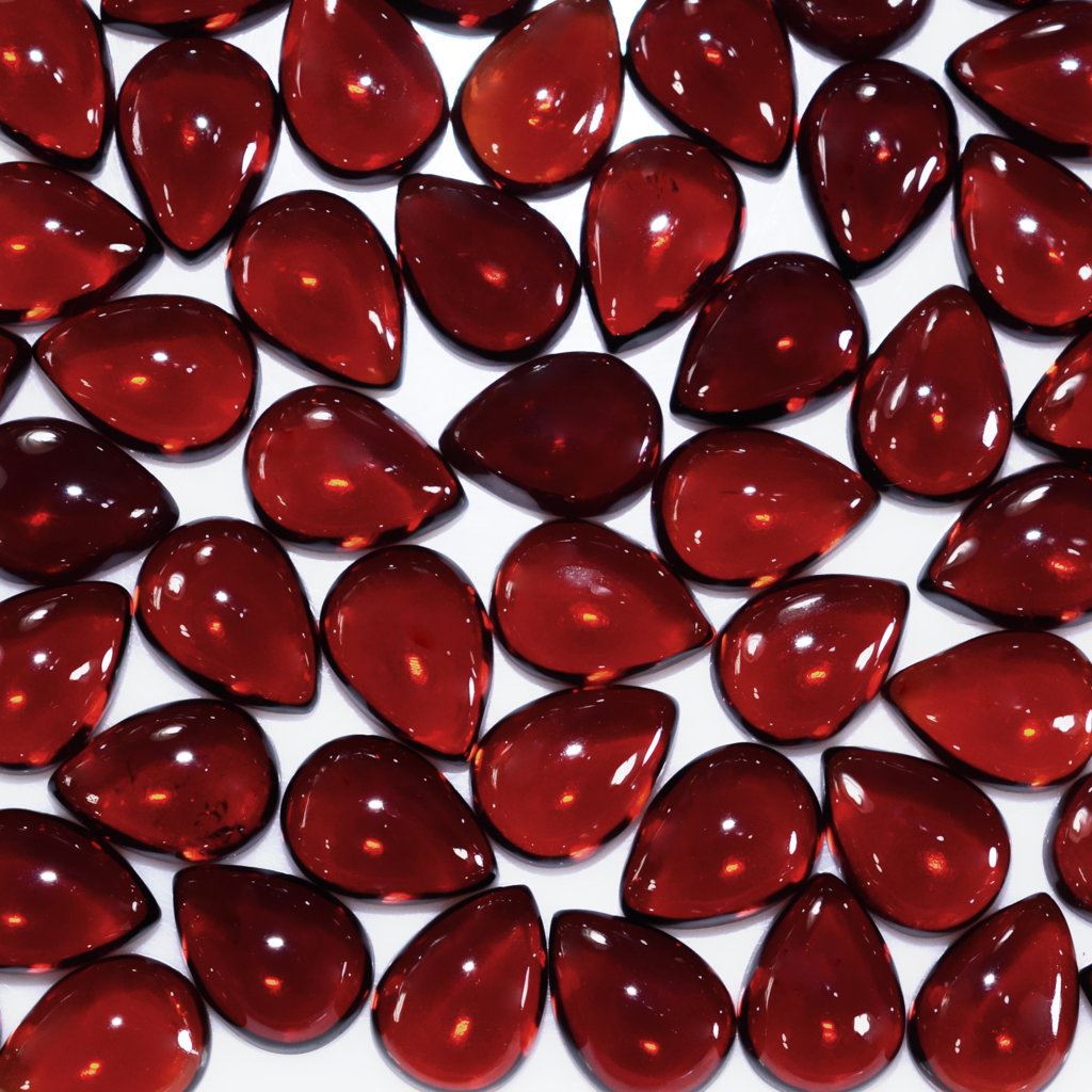 RED GARNET PLAIN PEAR CAB 7X5MM 1.00 Cts.