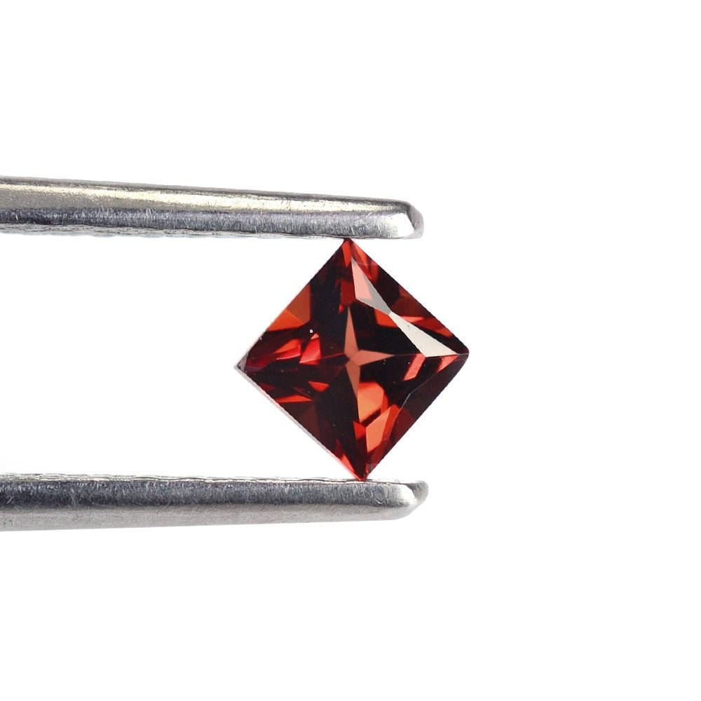 RED GARNET PRINCESS CUT SQUARE 4MM 0.50 Cts.
