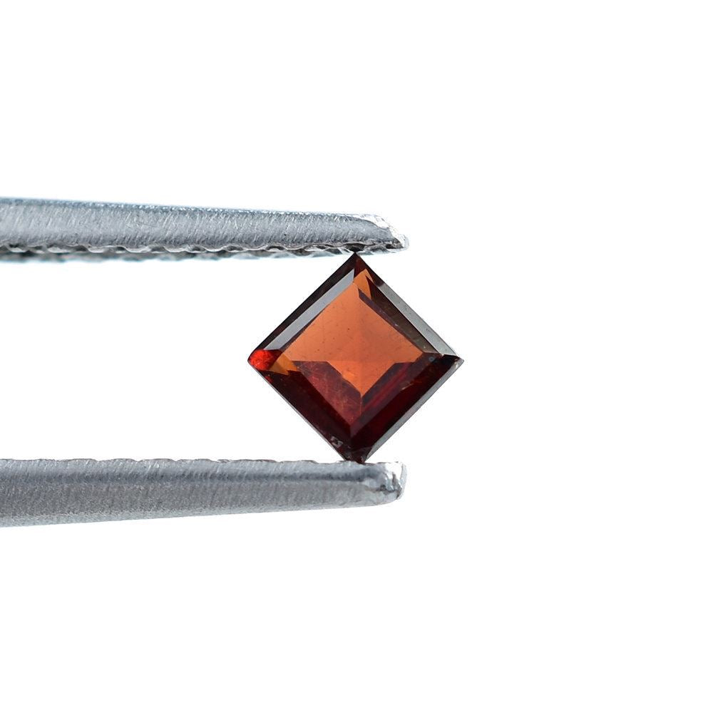 RED GARNET CUT SQUARE (MEDIUM/CLEAN) 3X3MM 0.23 Cts.