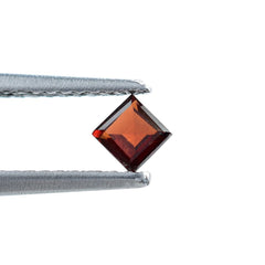 RED GARNET CUT SQUARE (MEDIUM/CLEAN) 3X3MM 0.23 Cts.