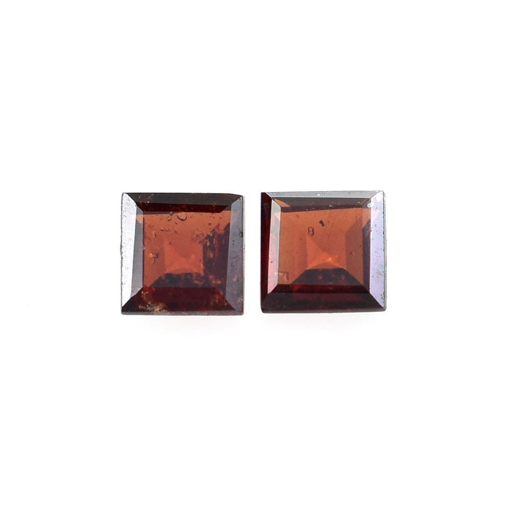 RED GARNET CUT SQUARE (MEDIUM/CLEAN) 3X3MM 0.23 Cts.