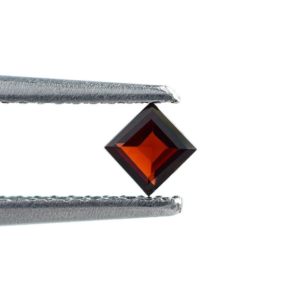 RED GARNET CUT SQUARE (DARK/CLEAN) 3X3MM 0.22 Cts.
