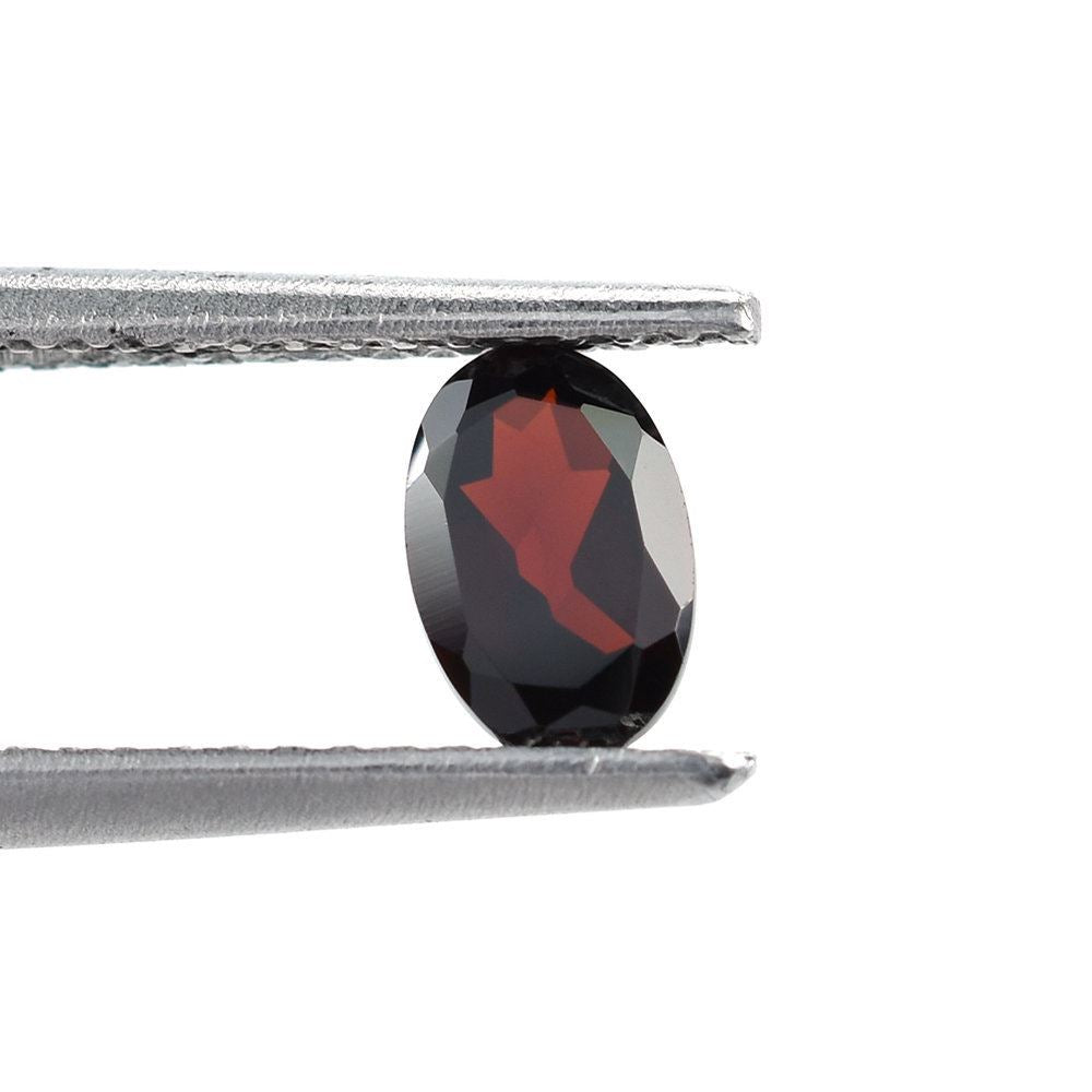 RED GARNET CUT OVAL (DARK/CLEAN) 6X4MM 0.55 Cts.