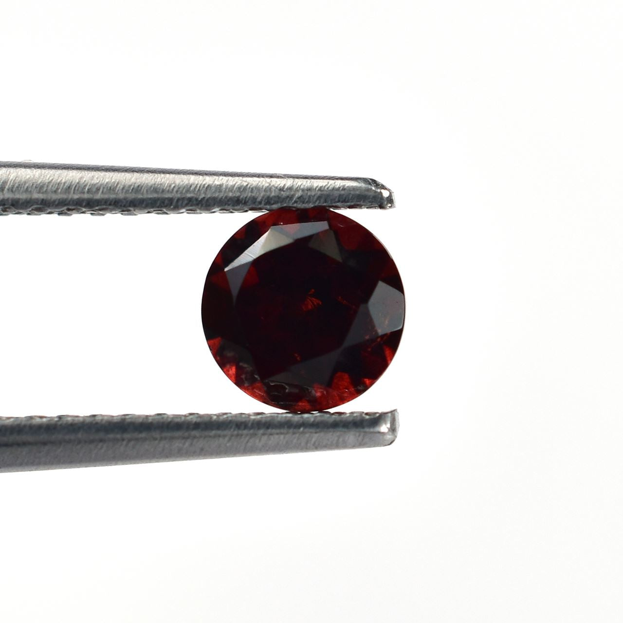 GARNET CUT ROUND (DARK RED)(CLEAN) 5.00X5.00 MM 0.71 Cts.