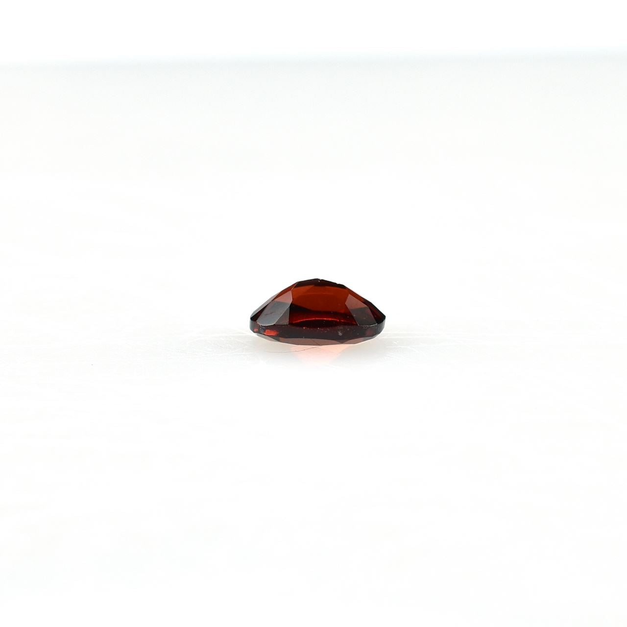 GARNET CUT OVAL (MEDIUM RED)(CLEAN) 6.00X4.00 MM 0.48 Cts.