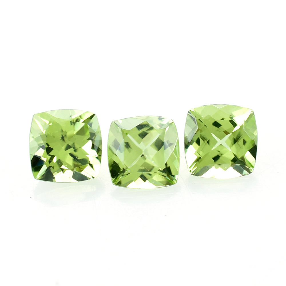 PERIDOT CUT CUSHION (GREEN COLOR\CLEAN) 4.00X4.00 MM 0.35 Cts.