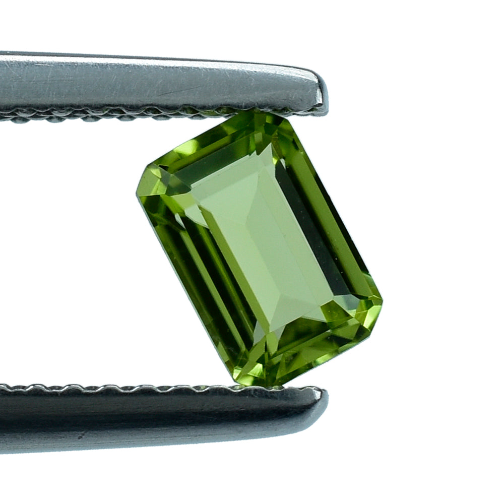 PERIDOT STEP CUT OCTOGON (GREEN COLOR\CLEAN) 6.00X4.00 MM 0.55 Cts.
