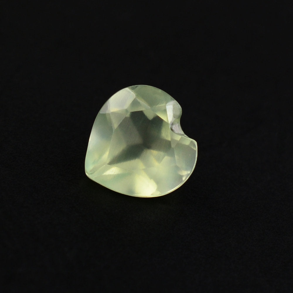 PREHNITE CUT HEART 4MM 0.22 Cts.