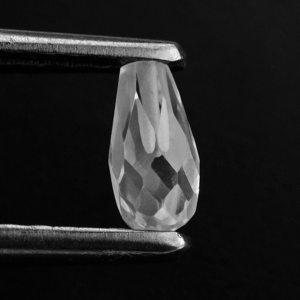 CRYSTAL FACETED DROPS (HALF DRILL 0.50MM) 6X3MM 0.57 Cts.