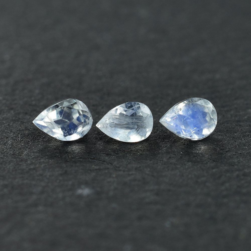 RAINBOW MOONSTONE CUT PEAR (CLEAN) 3.50X2.50MM 0.36 Cts.