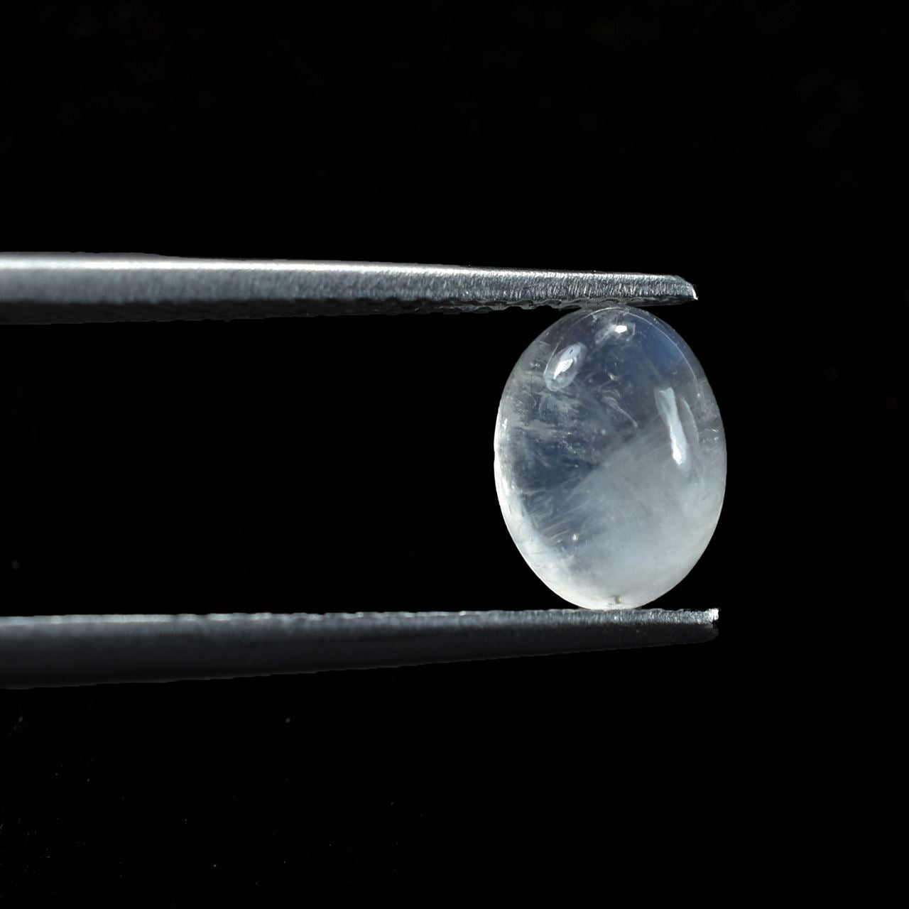 RAINBOW MOONSTONE PLAIN OVAL CAB (SEMI CLOUDY)(NICE BLUE SHINE) 8.00X6.00 MM 1.33 Cts.