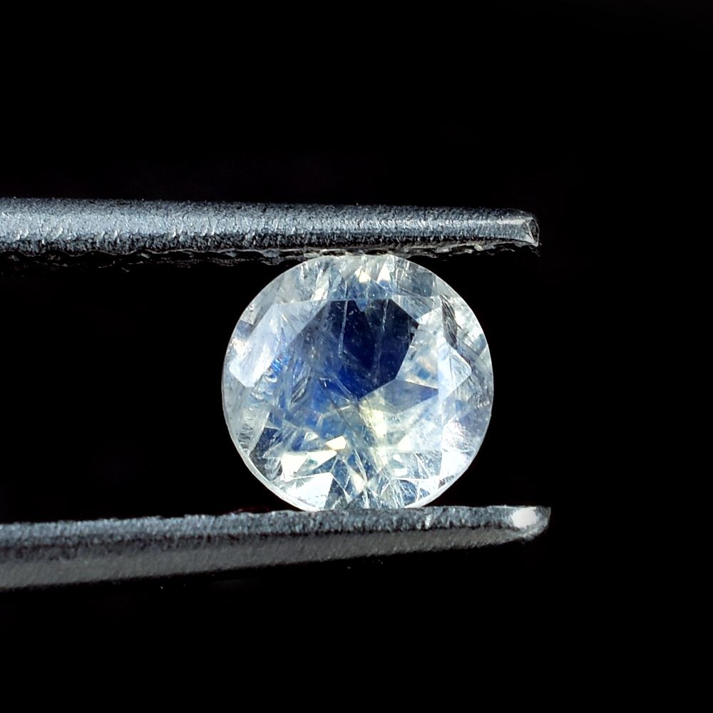 RAINBOW MOONSTONE CUT ROUND (TRASPARENT)(NICE BLUE SHINE) 5.00X5.00 MM 0.48 Cts.