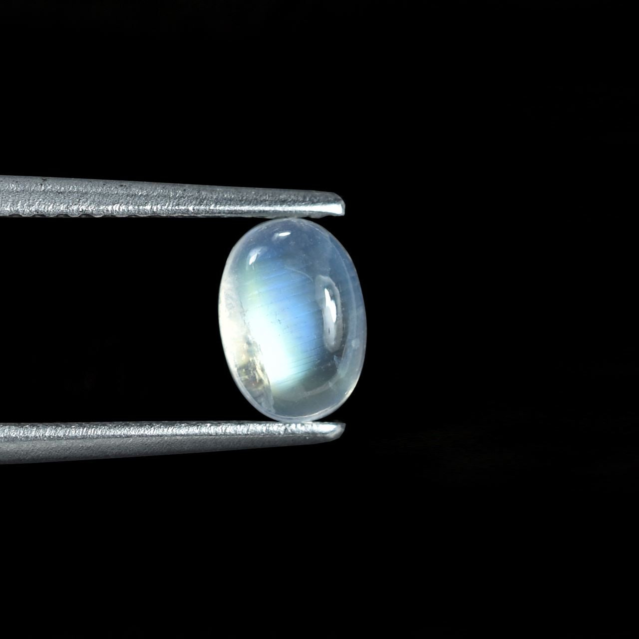 RAINBOW MOONSTONE PLAIN OVAL CAB (SEMI CLOUDY)(HI) 7.00X5.00 MM 0.87 Cts.