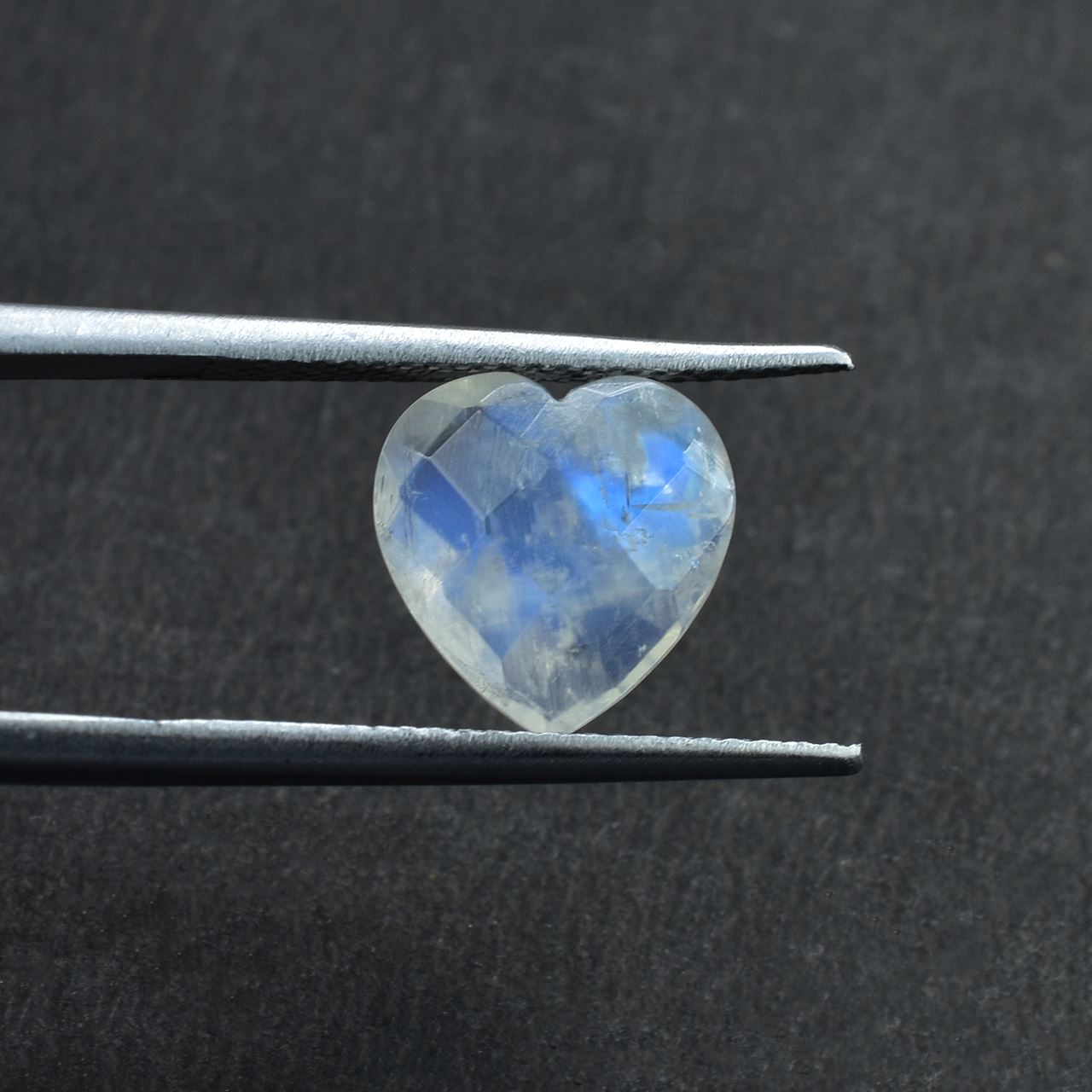 RAINBOW MOONSTONE CHECKER BRIOLETTE HEART (SEMI CLOUDY)(NICE BLUE SHINE) 10.00X10.00 MM 2.76 Cts.
