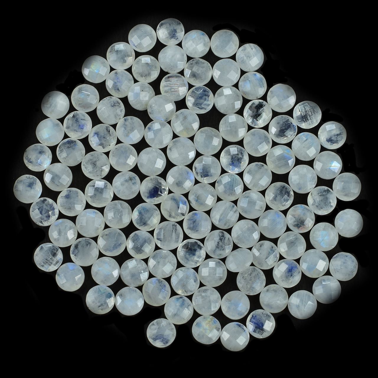 RAINBOW MOONSTONE CHECKER BRIOLETTE ROUND (CLOUDY) 6.00X6.00 MM 0.77 Cts.