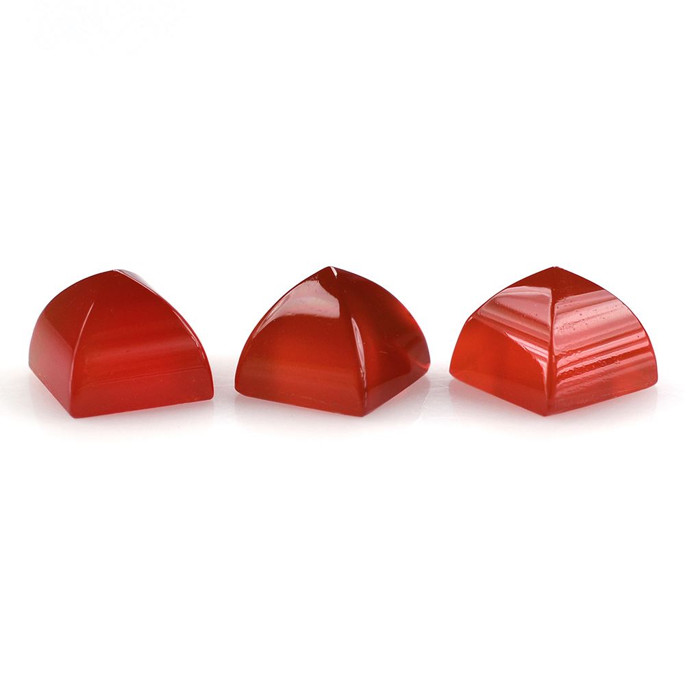 RED ONYX PYRAMID SQUARE CAB 5MM 0.88 Cts.