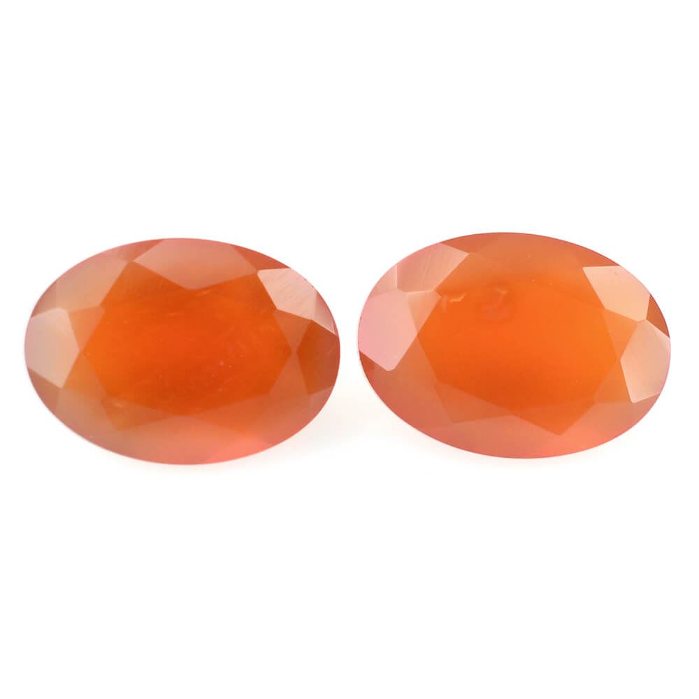 RED ONYX CUT OVAL 7X5MM 0.77 Cts.