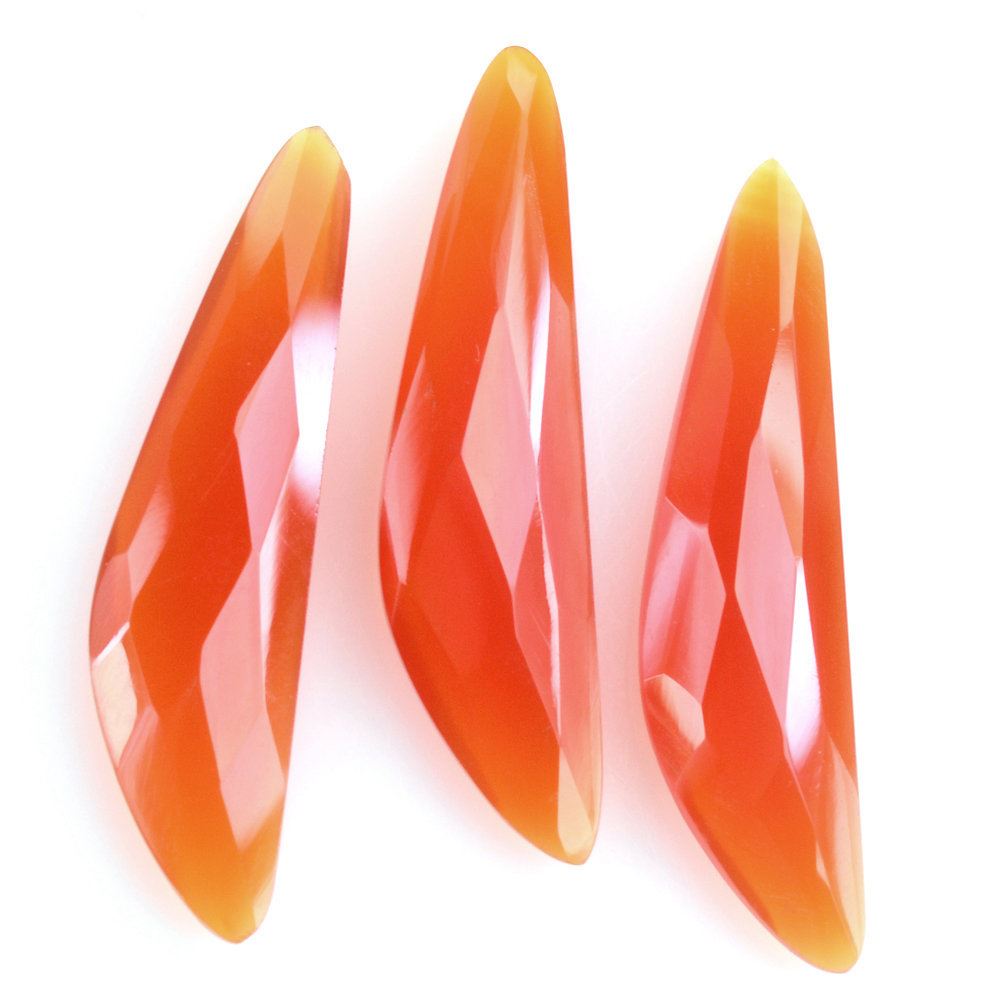 RED ONYX BRIOLETTE HALF PEAR 27X7MM 3.93 Cts.