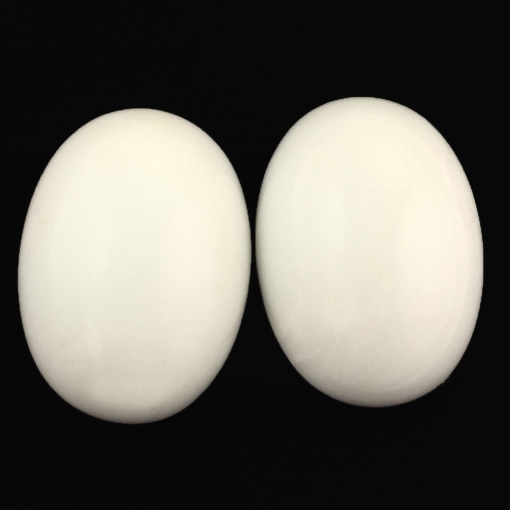 WHITE AGATE (INDONESIAN) OVAL CAB (GREENISH WHITE) 22X16MM 14.50 Cts.