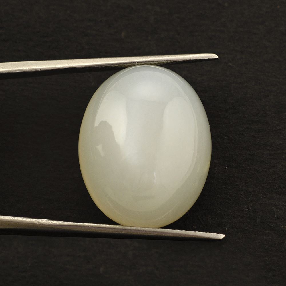 WHITE MOONSTONE OVAL CAB 21X17MM 22.22 Cts.