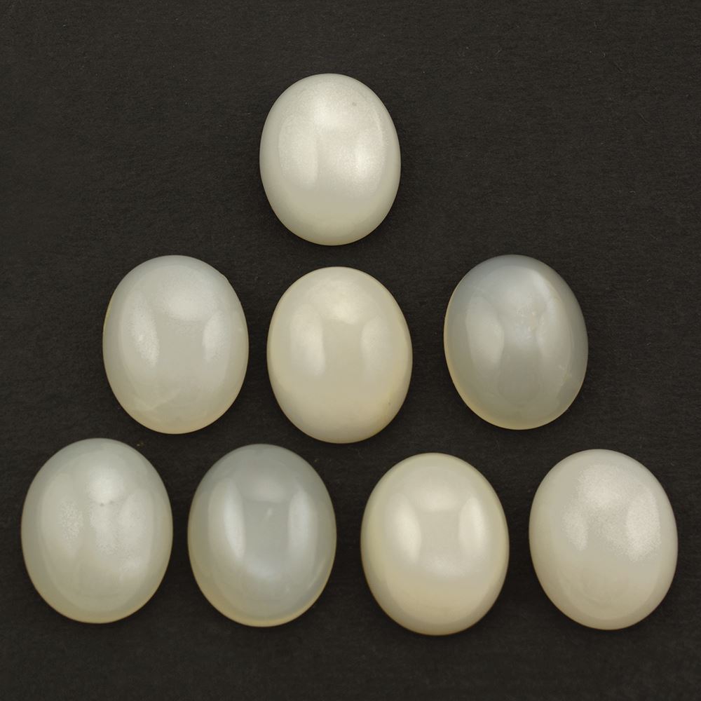WHITE MOONSTONE OVAL CAB 21X17MM 22.22 Cts.