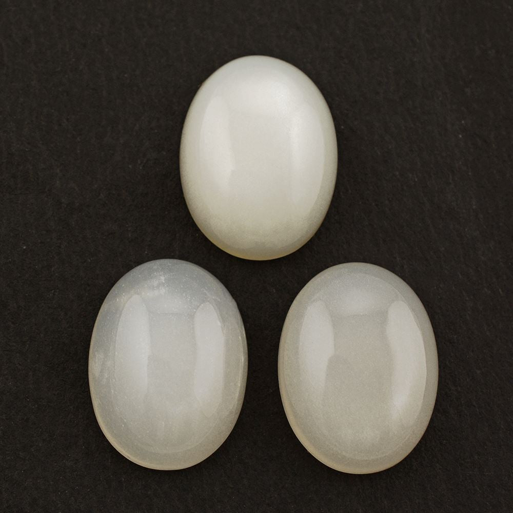 WHITE MOONSTONE OVAL CAB (MILKY) 16X12MM 8.74 Cts.