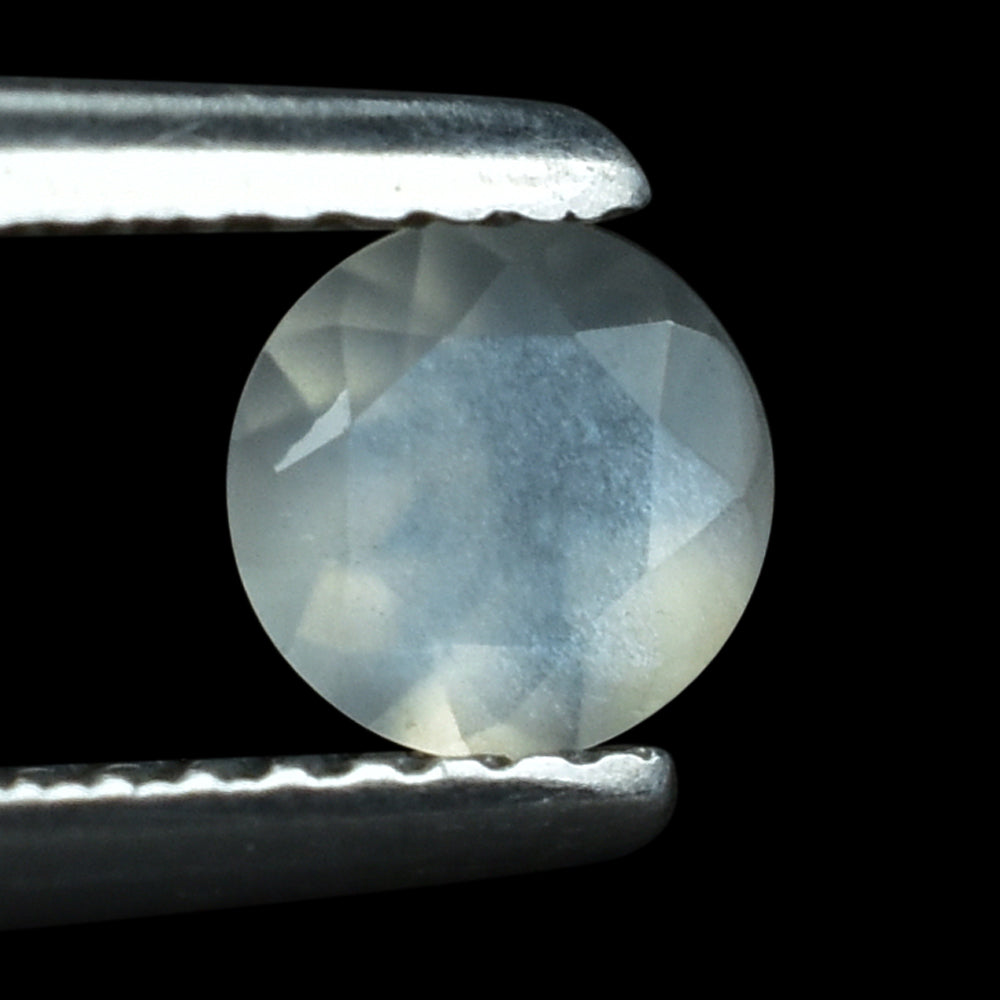 WHITE MOONSTONE (MILKY) CUT ROUND 5.00X5.00 MM 0.38 Cts.