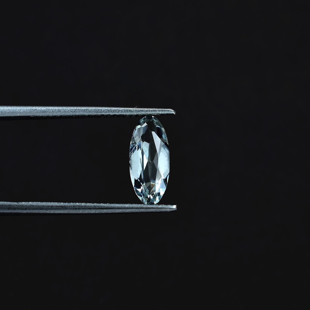 AQUAMARINE CUT OVAL (C/CLEAN) 11.00X5.00 MM 1.13 Cts.
