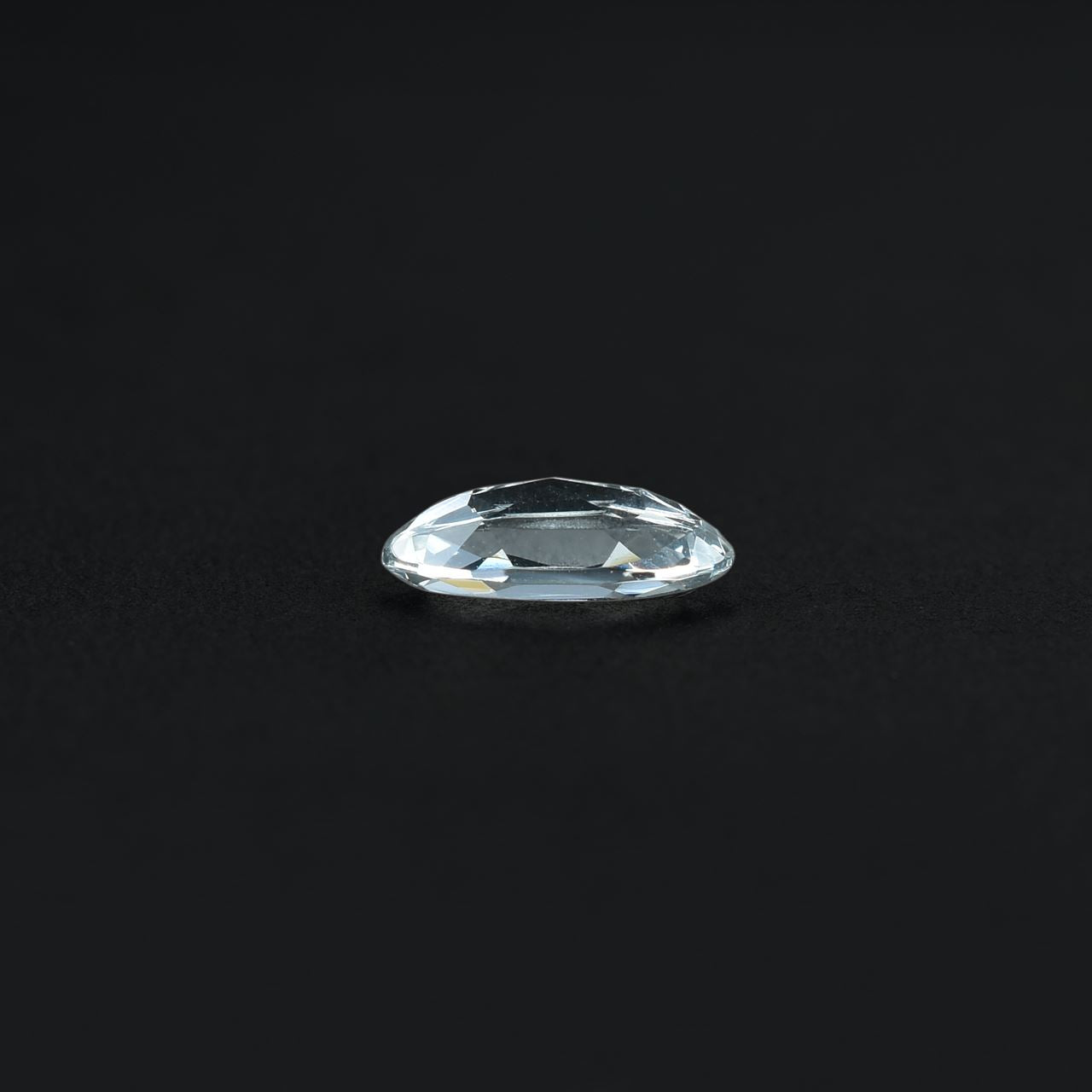 AQUAMARINE CUT OVAL (C/CLEAN) 11.00X4.00 MM 0.88 Cts.